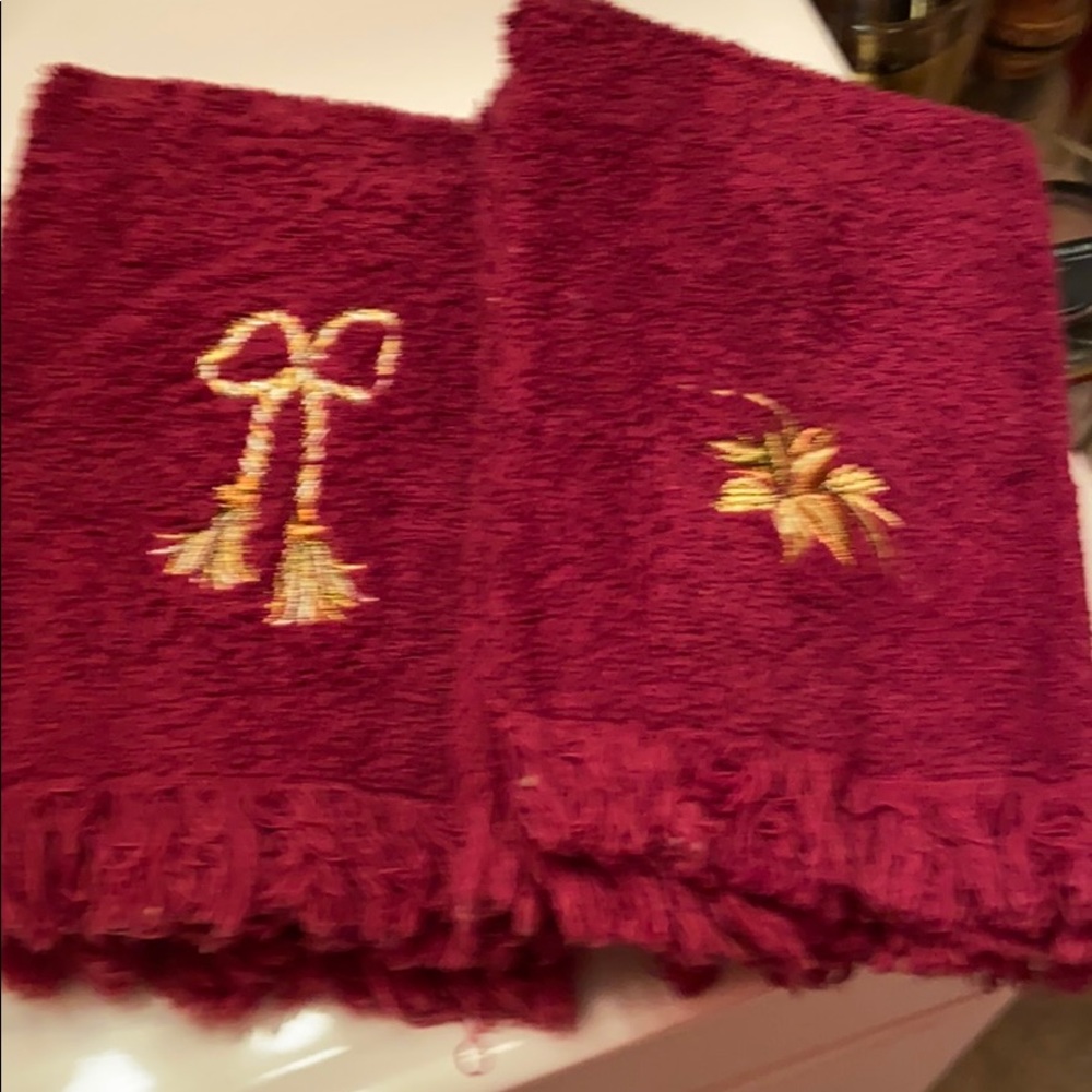 4 deep wine coloured guest towels.